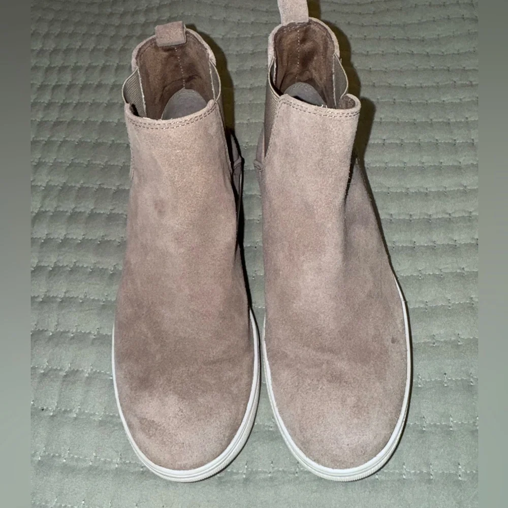 Blondo Stylish Tan Suede waterproof Ankle Boots. Size ladies 6. GUC
